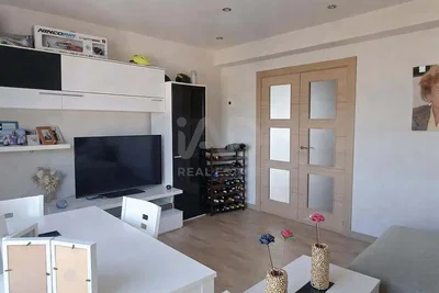 Oturma odası; modern stil, doğal ışık, ahşap zemin