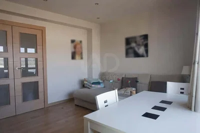 Oturma odası; modern stil, ahşap zemin, doğal ışık