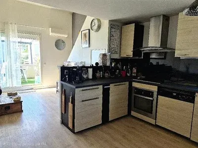 Kuhinja; kuhinjski aparati, prirodno svjetlo, moderni stil