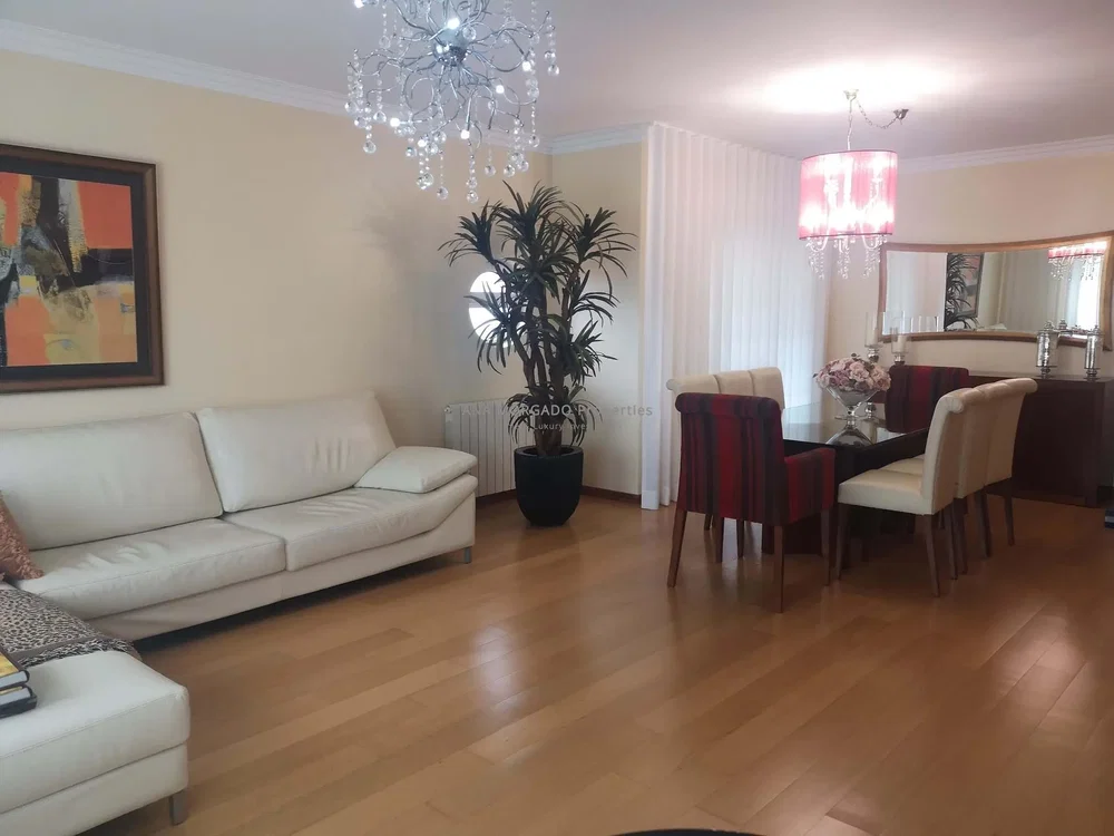 Oturma odası; ahşap zemin, doğal ışık, modern stil