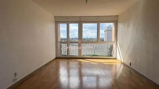 Oturma odası; manzara, ahşap zemin, doğal ışık