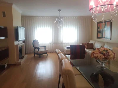 Oturma odası; modern stil, ahşap zemin, doğal ışık