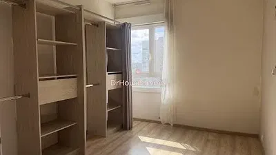 Yatak odası; ahşap zemin, doğal ışık