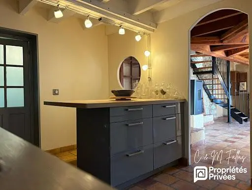 Кухиња; дрвене греде, природно светло