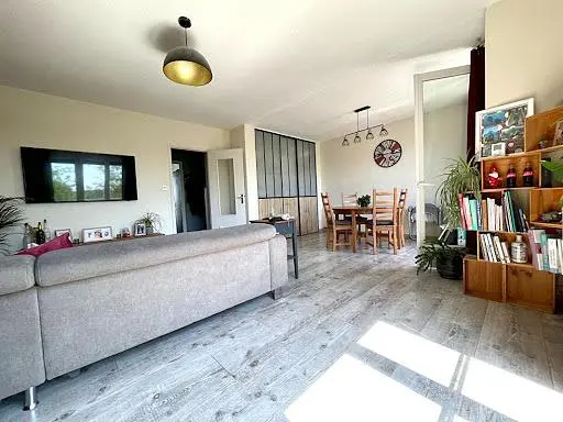 Sala de estar; luz natural, chão de madeira