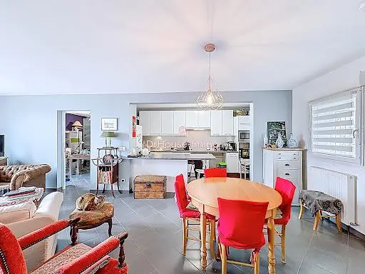 Salón; luz natural, suelo de baldosas, estilo moderno