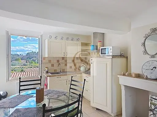 Kuhinja; pogled, kuhinjski aparati, prirodno svjetlo