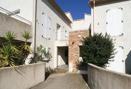 Casa y alrededores; luz natural