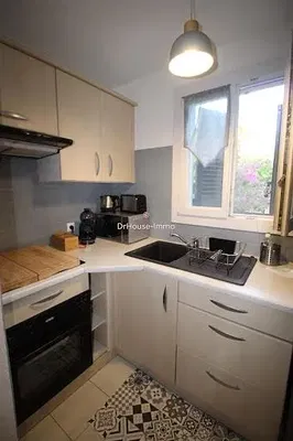 Кухиња; кухињски апарати, природно светло, плочице, реновиран