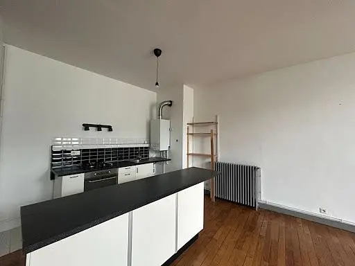 Kuhinja; drveni pod, prirodno svjetlo