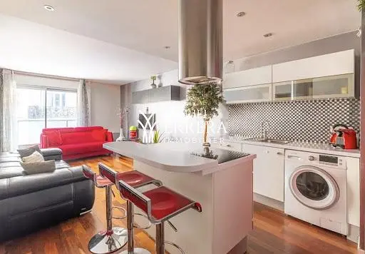 Kuhinja; kuhinjski aparati, prirodno svjetlo, moderni stil