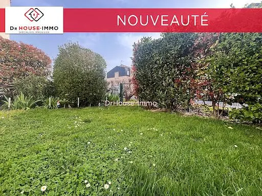 Casa y alrededores; vista