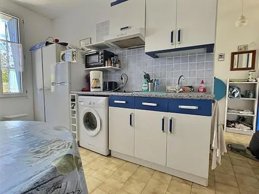 Kuhinja; kuhinjski aparati, pločice, prirodno svjetlo