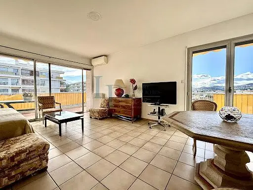 Oturma odası; manzara, fayans zemin, doğal ışık