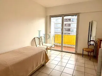 Yatak odası; fayans zemin, doğal ışık