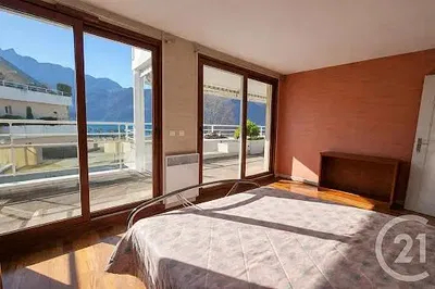 Спаваћа соба; поглед, природно светло, дрвени под