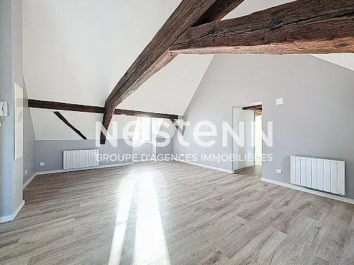 Ostalo; drvene grede, visoki plafoni, prirodno svjetlo, renoviran
