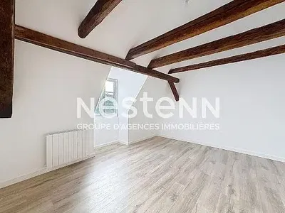 Oda; ahşap kirişler, ahşap zemin, doğal ışık