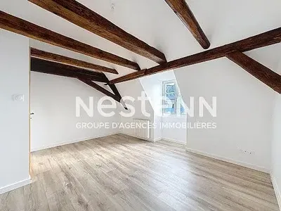 Çocuk odası; ahşap kirişler, ahşap zemin, doğal ışık