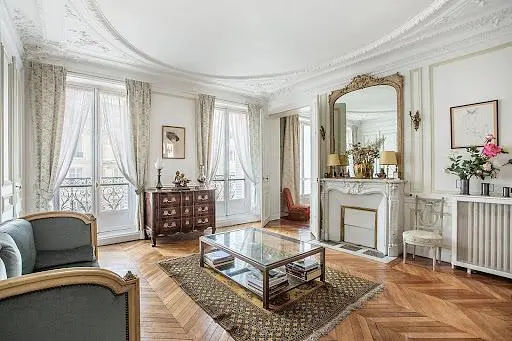 Dnevna soba; prirodno svjetlo, drveni pod, rustikalni stil, kamin