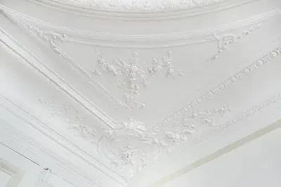 Diğer; yüksek tavan, ahşap kirişler