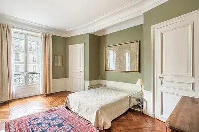 Yatak odası; doğal ışık, ahşap zemin, rustik stil