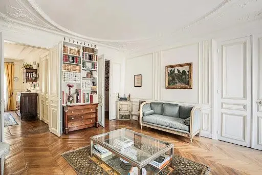 Oturma odası; ahşap zemin, doğal ışık, rustik stil