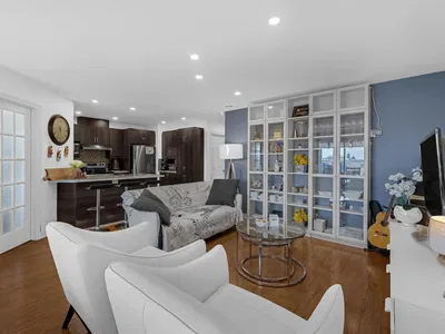 Дневна соба; природно светло, дрвени под, модерни стил