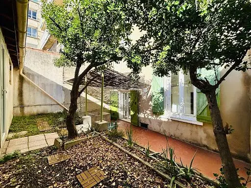 Casa y alrededores; luz natural