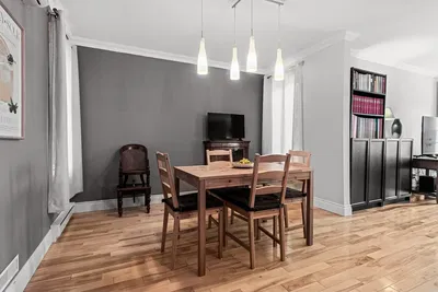 Σαλόνι; ξύλινο πάτωμα, φυσικό φως, μοντέρνο στυλ