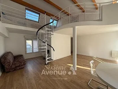 Salon; hauteur sous plafond, poutres en bois, lumière naturelle, style moderne