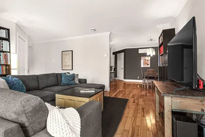 Σαλόνι; ξύλινο πάτωμα, φυσικό φως