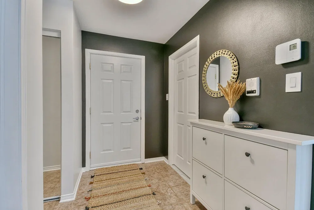 Guardaroba; pavimento in piastrelle, dispositivi intelligenti, luce naturale