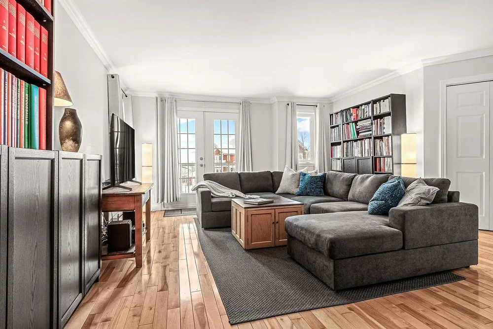 Σαλόνι; ξύλινο πάτωμα, φυσικό φως, μοντέρνο στυλ, θέα