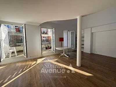 Salon; vue, lumière naturelle, parquet