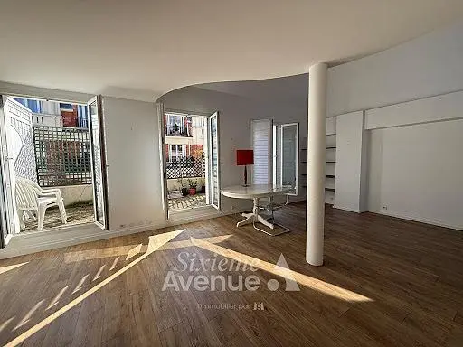 Salón; vista, luz natural, suelo de madera