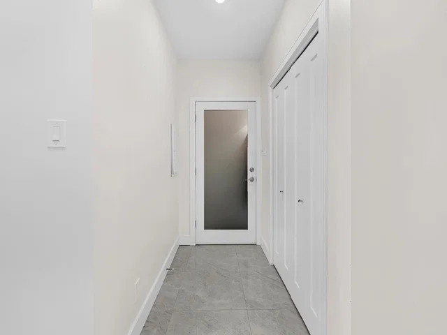 Šatňa; dlažba, prirodzené svetlo