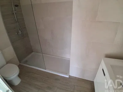 Купатило; плочице, реновиран, природно светло, модерни стил
