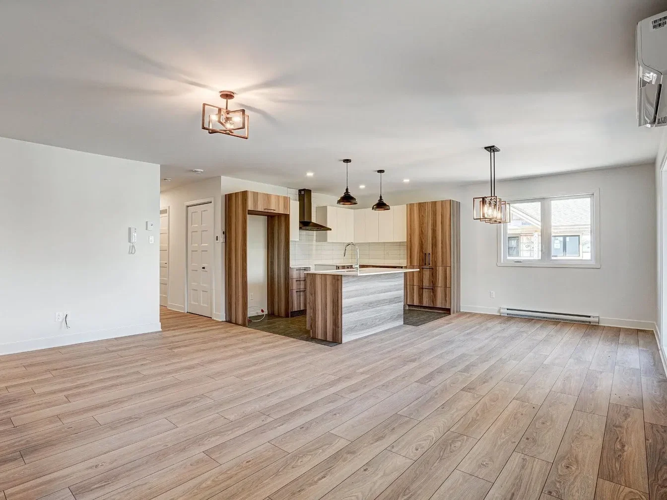 Cucina; pavimento in legno, luce naturale, ristrutturato