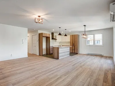Cucina; pavimento in legno, luce naturale, ristrutturato
