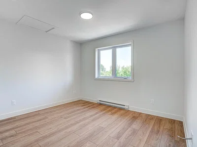 Camera da letto; luce naturale, pavimento in legno, ristrutturato