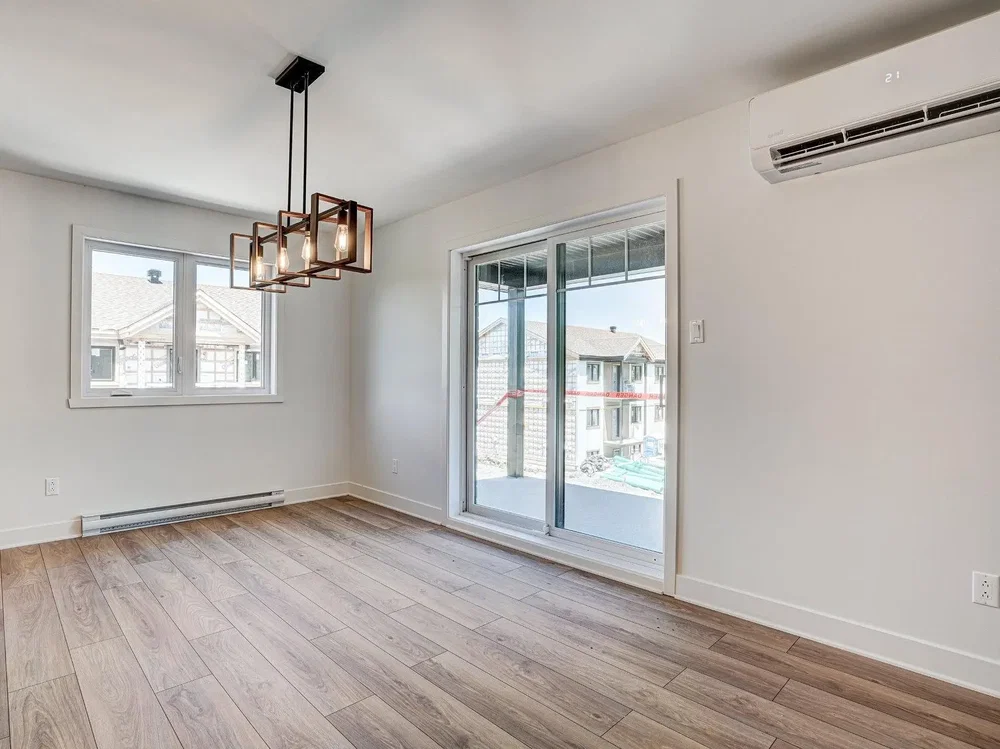 Soggiorno; pavimento in legno, luce naturale, stile moderno