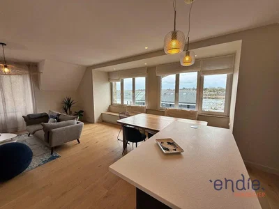 Oturma odası; manzara, ahşap zemin, doğal ışık, modern stil