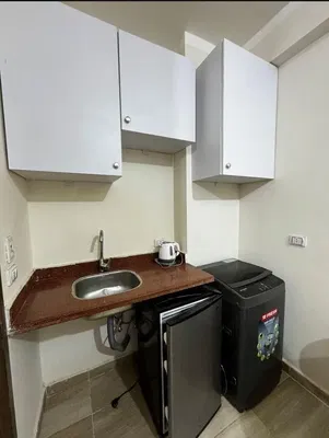 Keuken; keukenapparatuur, tegelvloer