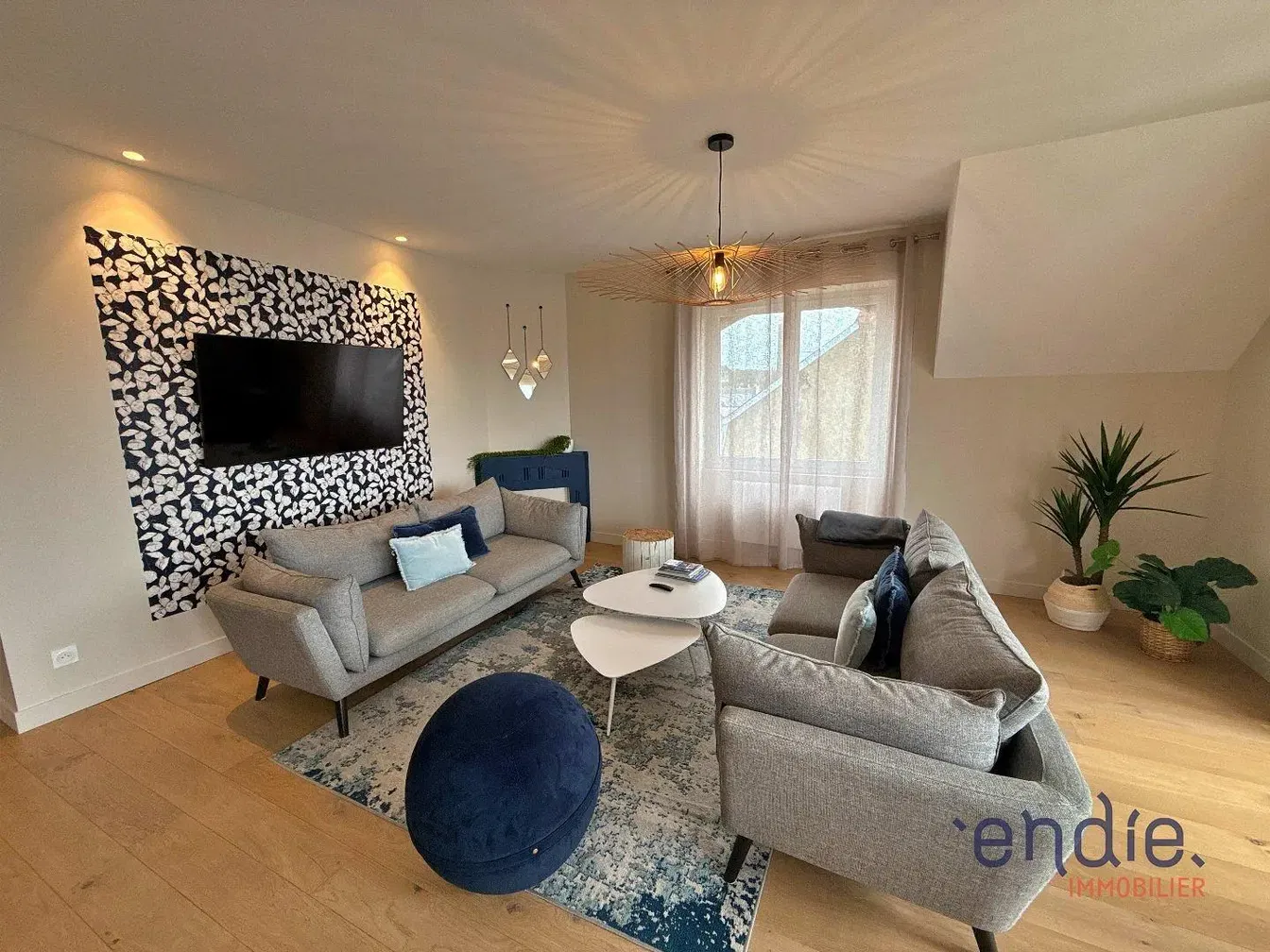 Oturma odası; doğal ışık, modern stil, ahşap zemin