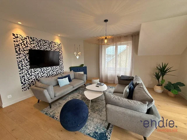 Living room; natural light, modern style, wood floor