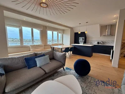 Oturma odası; manzara, ahşap zemin, doğal ışık, modern stil