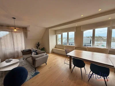 Oturma odası; manzara, ahşap zemin, doğal ışık, modern stil