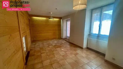 Woonkamer; tegelvloer, natuurlijk licht