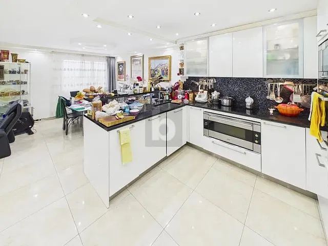 Cucina; elettrodomestici, pavimento in piastrelle, luce naturale, stile moderno